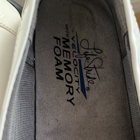 White flats - Picture 3 of 4